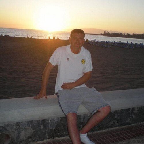 Hi im chris. Work in building industry, 27 years old, engaged to fiancée Beth and a massive Leeds united fan.
