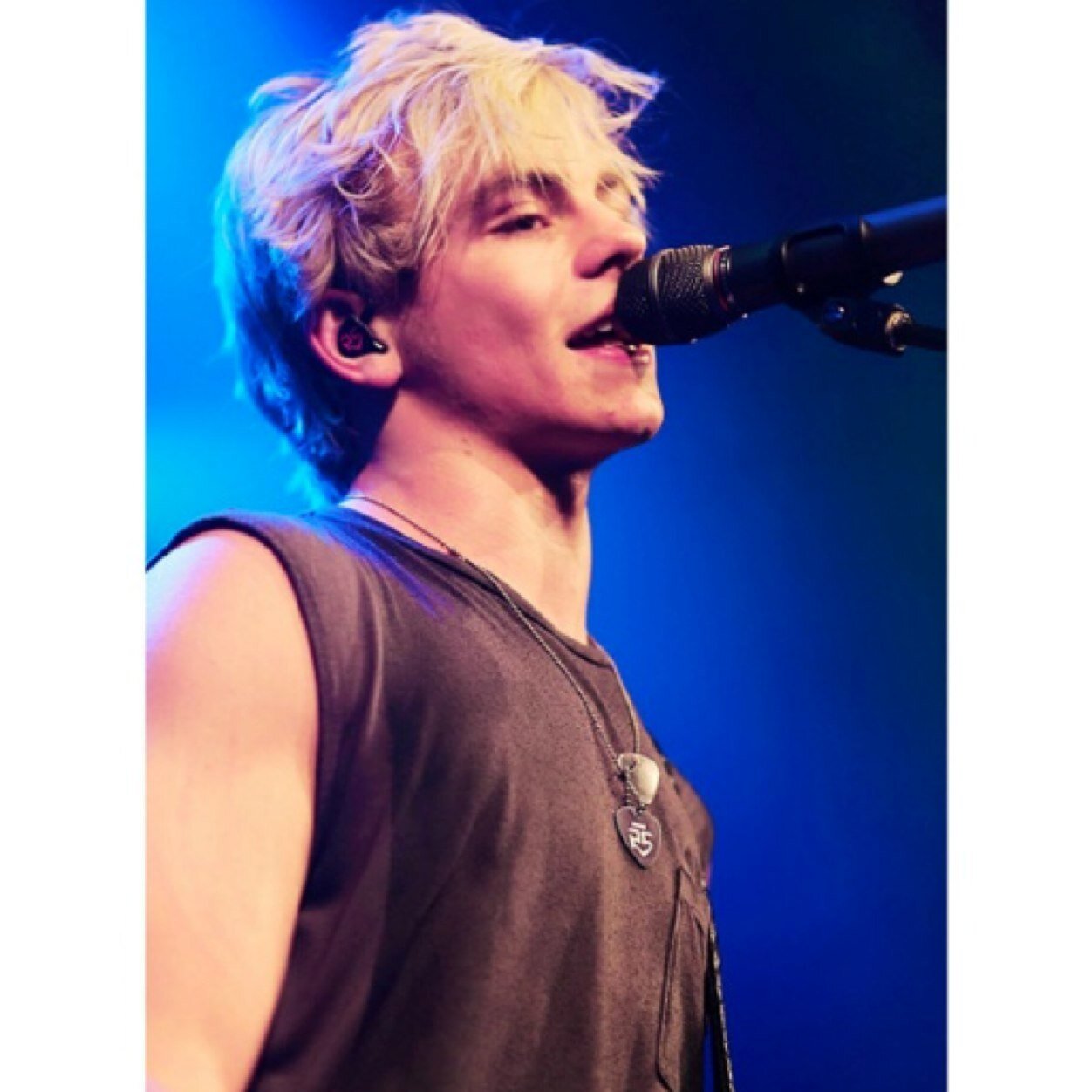 I'm Austin Moon, overnight internet sensation. I'm in love with pancakes! Singer|Dancer|Performer| {|RP-Taken|}@AllysonDawson95 I've always loved you! ❤️