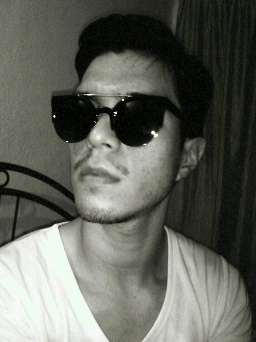 ludwinmirabal's profile picture. Personaje de 1920 atrapado en el modernismo del siglo XXI Nacido de las espumas del mar en la isla de Milo