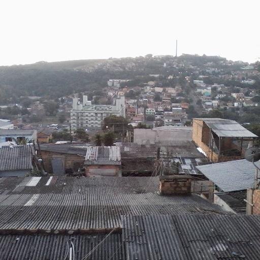 Dentro da favela encontramo a felicidade acente a do boldinho e vivaaaa o bob marley  ♪ face: http://t.co/RLoOajQ6