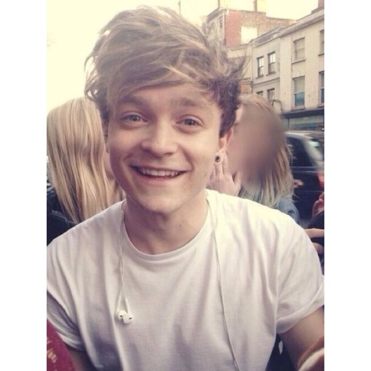 Pls follow @connorscupcake and @mxchellefox - i follow back if you ask