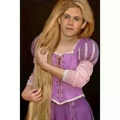 :@ @zaynmalik hoy te vi te vi de la mano con ella y me quise morir pero no llore u_// -no soy fan de 5sos-