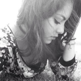 De ojos grandes, piel morena, amante del amor, con caracter dificil.