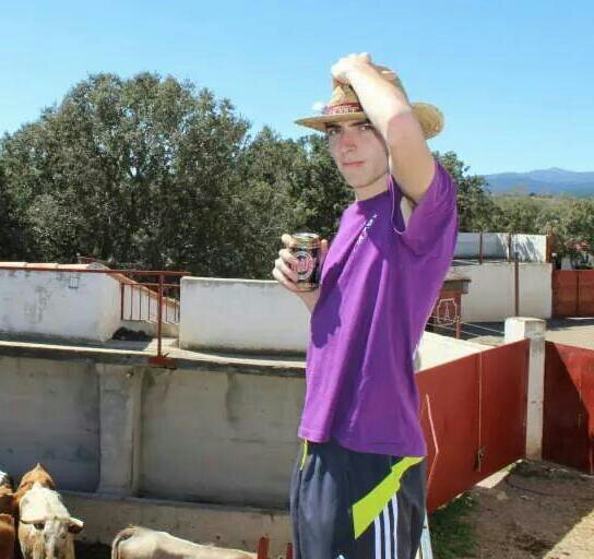 Porque mi vida es un monólogo que no sale de las fronteras de mi pueblo. xD!   La Puebla de Valverde (Teruel) / Madrid