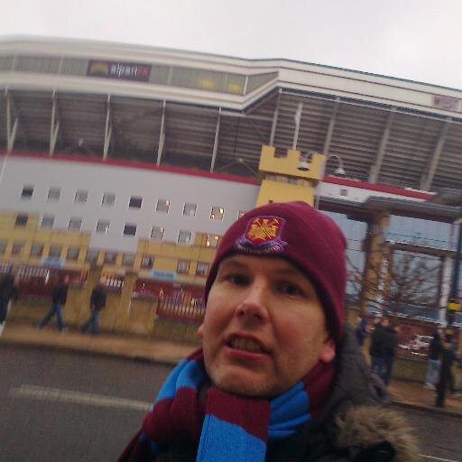 Not the most famous West Ham fan in Iceland but clearly the most passionate. I sometimes also tweet about Phoenix Suns and Eurovision. Writing my 1st book.