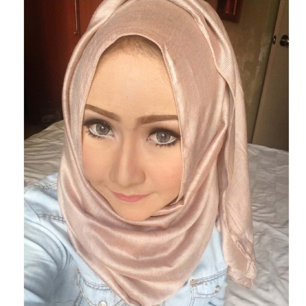 sorayavanjullie's profile picture. Biographies are about the clothes n buttons of me. The biography of the human it self cannot be written. 
MUFC 
Instagram: sorayavanjullie
Owner @sorayahijab