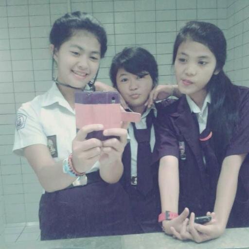 Annisa Fitri | Bandung 23 januari 1998 | SMK ITIKURIH HIBARNA | Muhammad Gustiyono | My pin 30E23CF9