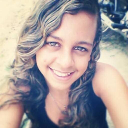 Não se engane com um abraço, com um sorriso, pois os falsos também sabem fazer isso.
- Demi Lovato