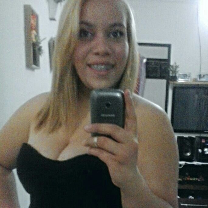 Pisciana. 23 anos. Casada. Mãe da Manuella, da Maria Vitória e esperando um príncipe. Técnica em Farmácia. Estudante de Matemática.