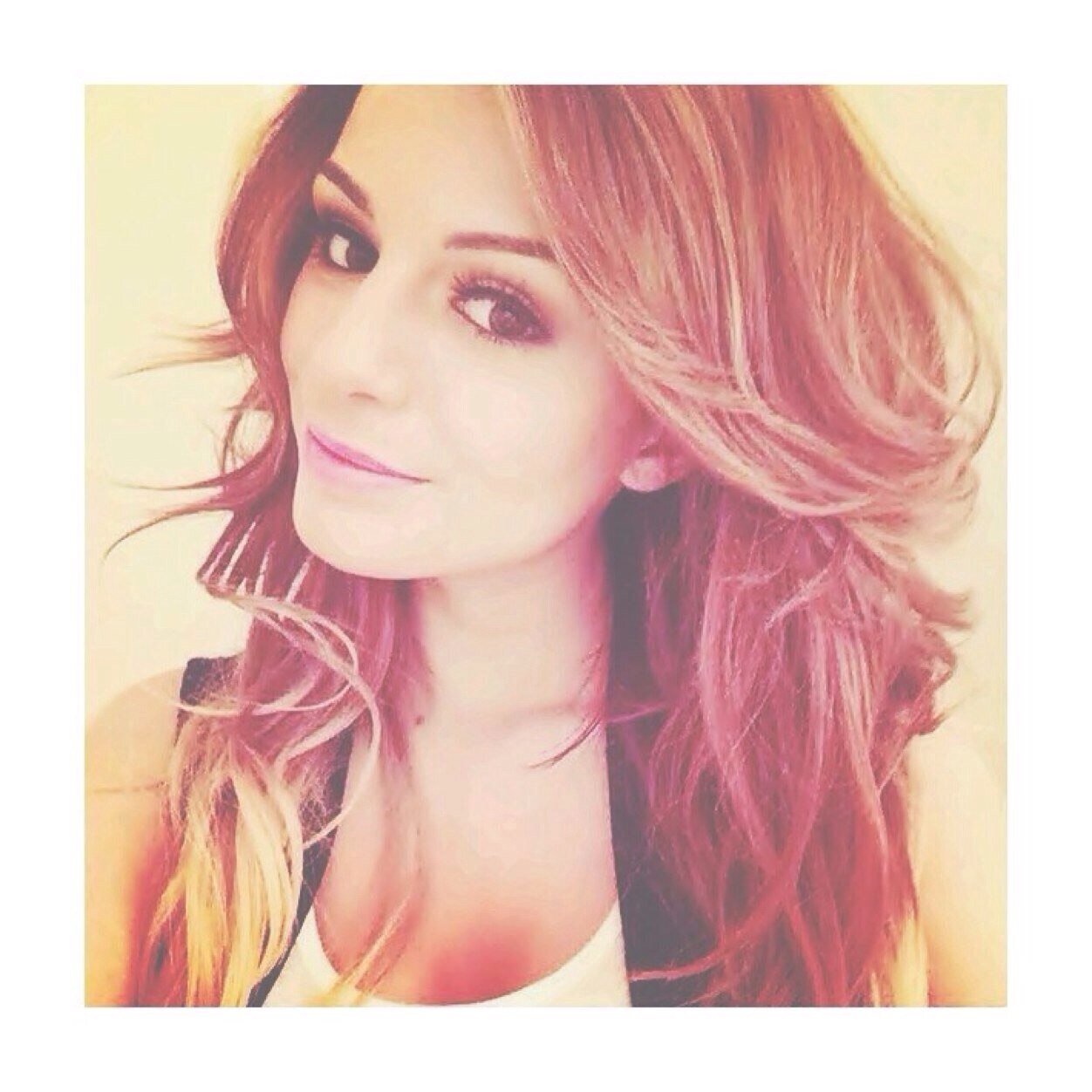 Free follow given by @BiebsLovatoAri