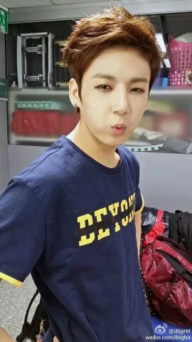 สวัสดีครับ ผมจอนจองกุก #หล่อ #เท่ #ขาว #น่ารัก #มีความสามรถเยอะ นั่นคือผมจอนจองกุกมักเน่ทองคำแห่งวง บังทัน บอยครับ