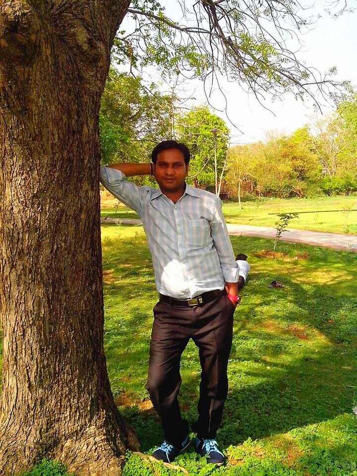 Kisi ke dil mein basna bura to nahi,
Kisi ko dil mein basana khata to nahi.