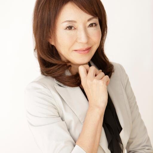 20年余り、ミラクル呼吸法、瞑想、ヨガの指導をしております。調布駅前ヨガスタジオ・シュミッツの森では各種ヨガレッスン開催しております。上智大学公開講座で呼吸法とヨガ指導中です。ヒーリング、エステ、マッサージご予約承っております。ダイエットセラピー好評につき、ご予約受付中です！