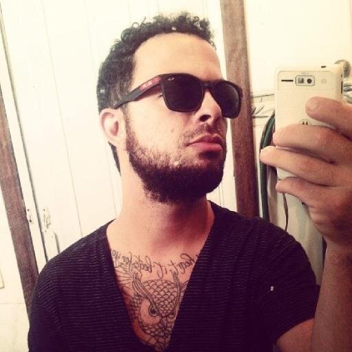 29 anos, jogador de Poker.. ambicioso , bonito, barman, sensual e divertido =D