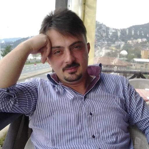Fatma YENİ ile evli 
Kızlarının babası 
Doğuş Çay için çalışmakta..