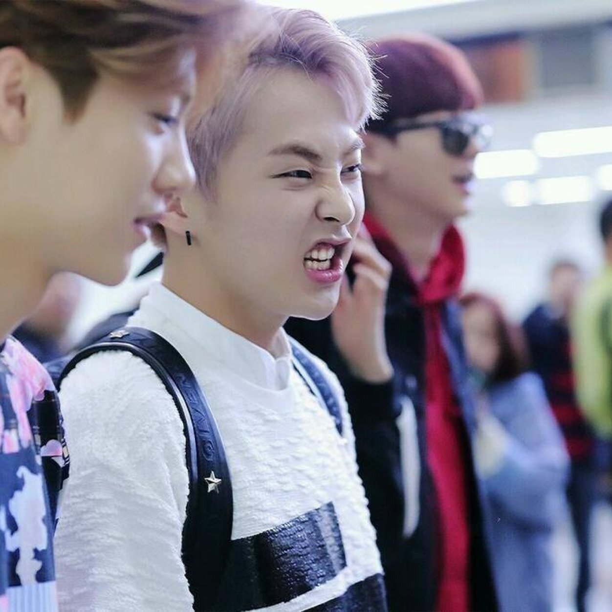 อันยองฮาเซโย ผมซิ่วหมิน เอ็กโซเอ็มครับ~（＾ω＾）ผู้ทีมีตาเพียงชั้นเดียว.. J U S T B O T H NOT R E A L อิ____อิ