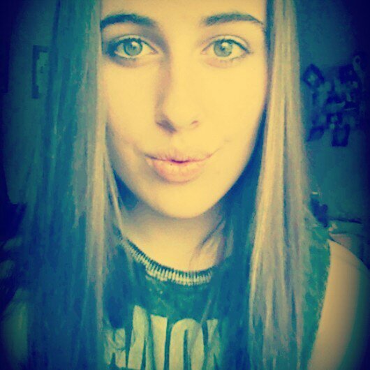 I have so much to say,but you're so far away.  #METAL \m/ -- La vie est belle. Siete amigas ,como siete hermanas. Un poquito de amor nunca viene mal