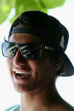 amor pelo medina ?como posso descrever, admiraçao, inspiraçao, idolo, EXEMPLO, eu amo o Gabriel pelo que ele é, e isso nunca irá mudar .
