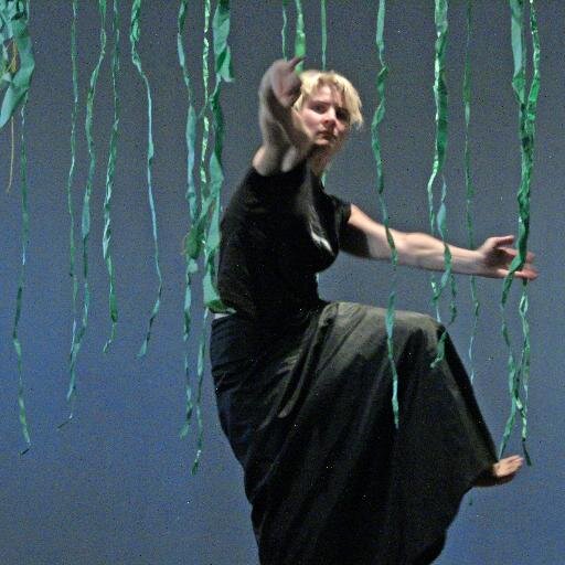 contemporary dance artist, is Stand Up Dance, makes Flash Mobs and solo shows, likes making things, telling stories, laughing and social action.