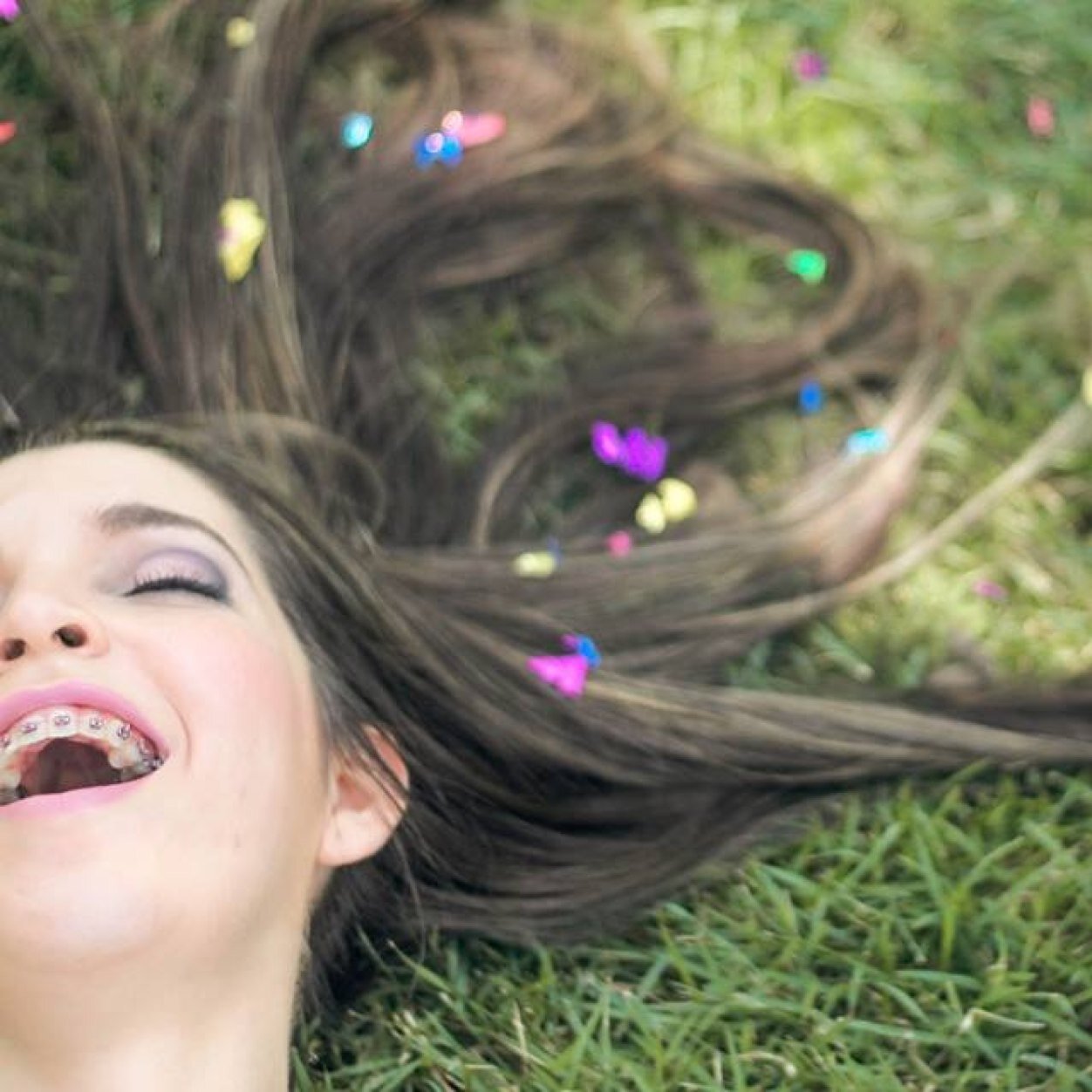 Acorda, toma um café, penteia esse cabelo e saiba que você não precisa de mais ninguém para ser feliz. O mundo é seu.