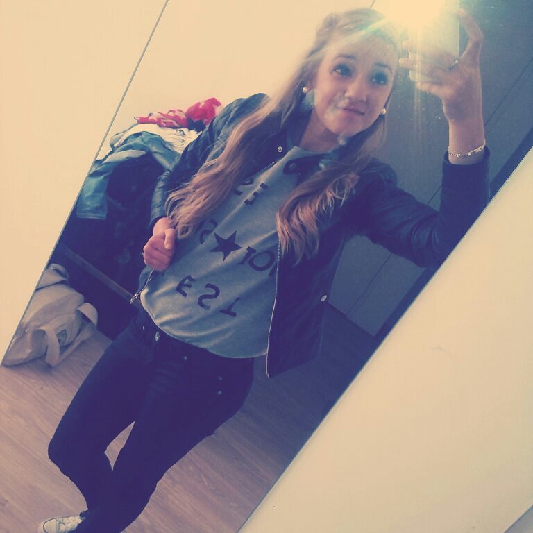 MH1C ~♡~ ISW Hoogeland~ ♡~ Maassluisss ~♡~ 13 yearss ~♡~instaa: kussxnienke_~ ♡~sixpackss~ ♡~