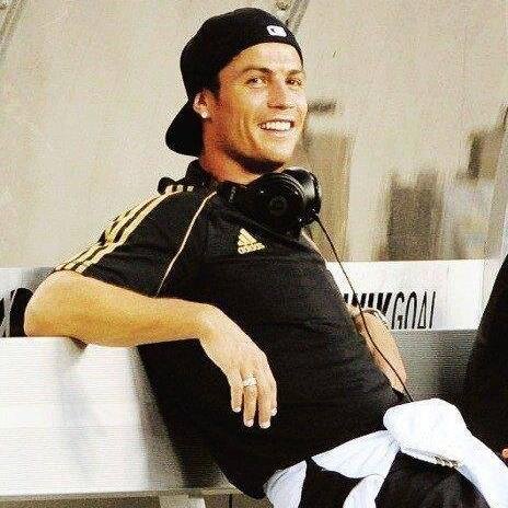 Follow @Cristiano