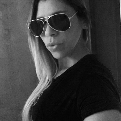 Instagram _@esteticaelyscastro  Esteticista e Massoterapeuta amo esportes♥