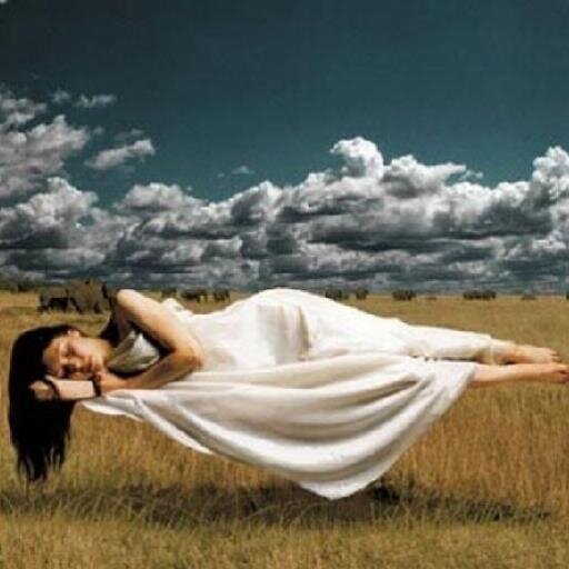 Soy tinta sobre la piel. Soy amante de los sueños. Soy eterno amanecer y aroma de un sentimiento...