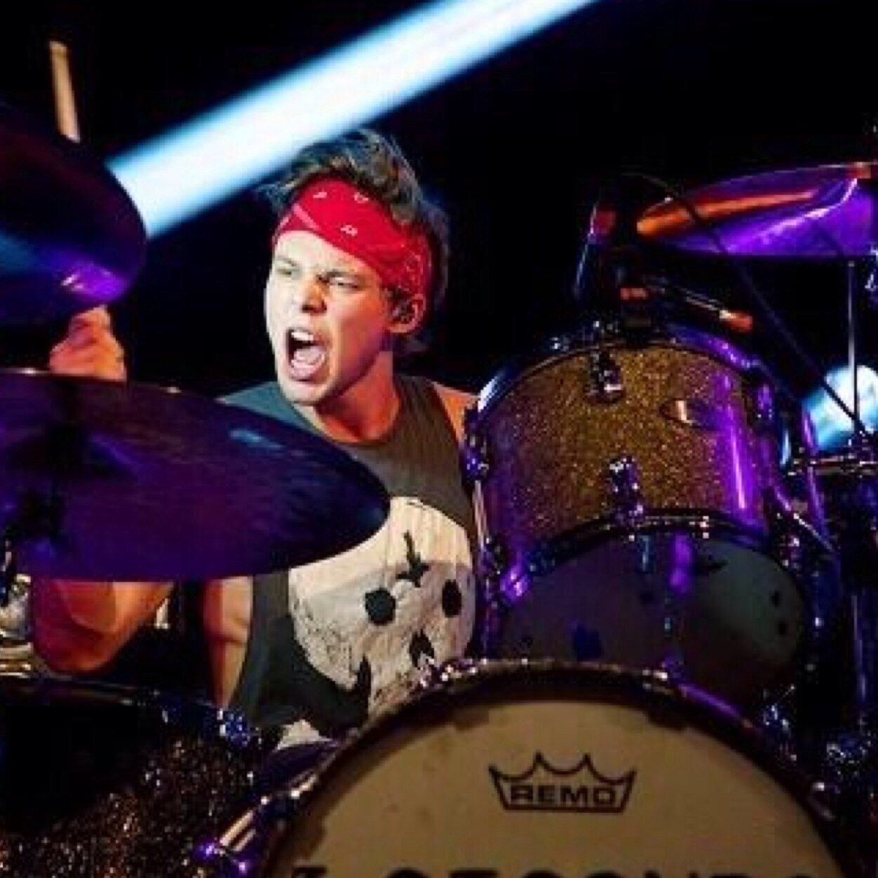We love our fans like family | 5 seconds of summer | Drummer | Astronaut | bubble blower

Rollin like a stone
http://t.co/B4qC9NHrJK