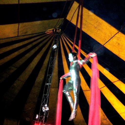 Somos una compañía de teatro y circo urbano,
creada en el año 2004 en la ciudad de Lima,
formada por un grupo de artistas amigos,