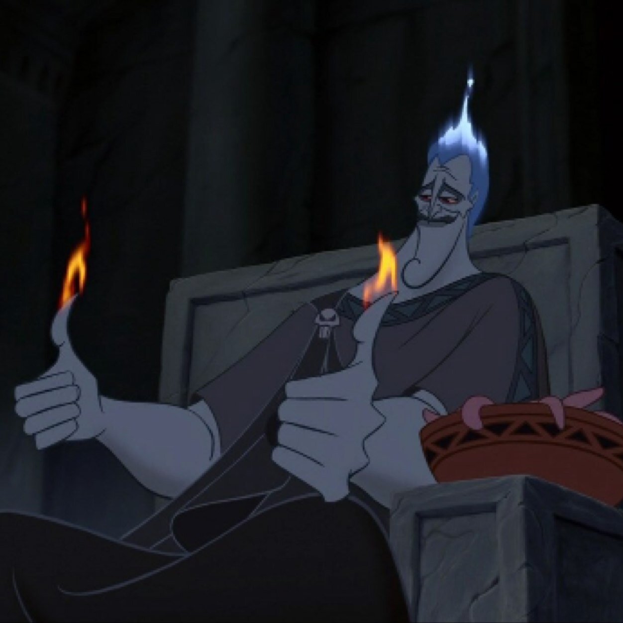 Hades señor de los muertos, hago favores a cambio de almas, dentro de poco sere todopoderoso!