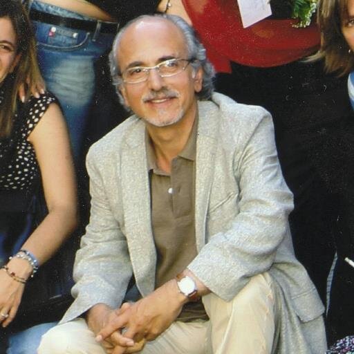 Maestro d'arte e tecnico design arti applicate, diploma di laurea Accademia di Belle Arti, diploma di laurea in Architettura, Docente Miur restaur.rep.arch.gici