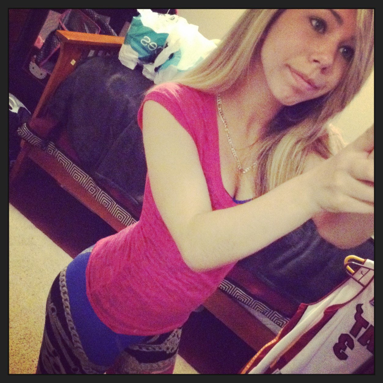Kik: Nicholebitxh              Instagram: _Thinkinng_bout_you_