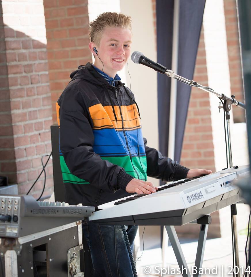 toetsenist van splash
tamboer bij st. Gregorius 
ik hou van muziek maken en van lekker eten en drinken ook ga ik graag naar de camping