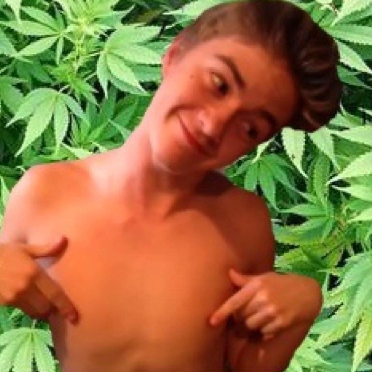 Hello lovlies! Please dont follow thiss account but please follow @cupofcarter