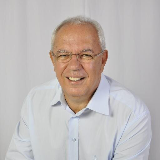 Vereador de Vitória. Economista, casado com Ana e pai de André e Ivie.