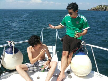 gusvelarde's profile picture. skinny kids get the thin neck hex. Heads hang heavy.