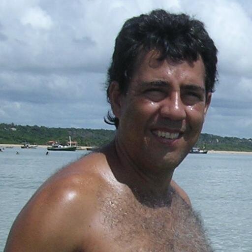 Professor de educação física,ex-atleta e treinador,amo o futebol,adoro praticar esporte e viajar.Estudar é o caminho para transformar o mundo.