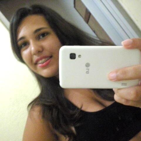 Estudante, Flamenguista apaixonada, sincera ao ponto e sempre com um sorriso no rosto. Deus é fiel ! (: