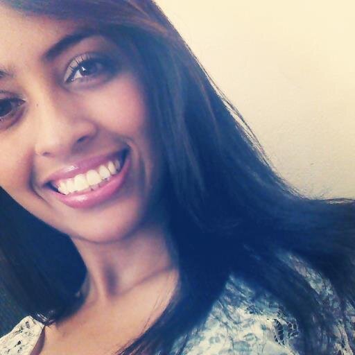 Sorria bonito e deixe os outros quererem descobrir qual é o segredo que faz você rir. :) :)