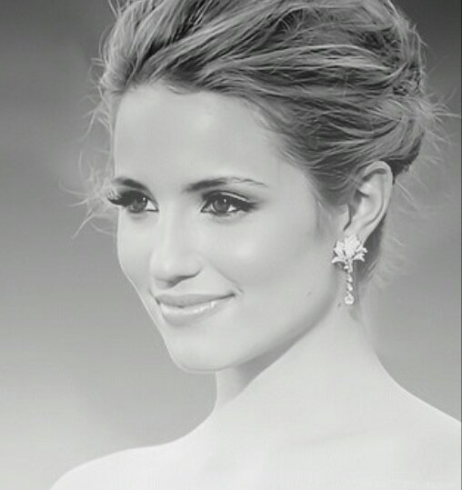 ‏‏‏‏‏‏‏‏‏امرأه أبعد ما تكون عن الـ امرأه العاديه كما تصفني امي وعظيمة مثل أُمي ، كريمة مثل أَبي ♡' و زوجة رجل رائع ~ ولسسنآعيس آنتميَ