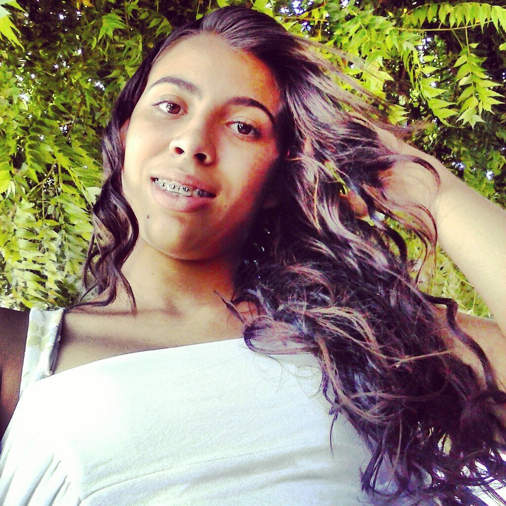 A flor para ser bonita nao presisa de duas cores,o Homem pra ser feliz nao presisa de dois amores...  Casada...