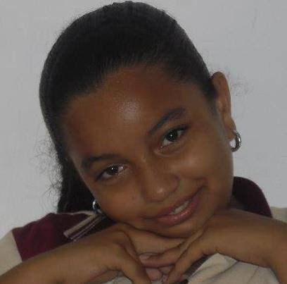 estudiante aplicada, amante de las pizzas hija trabajo en la vagancia y escuchando musica amo a los chicos de 1D y BTR