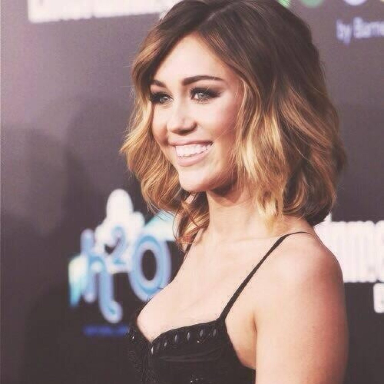 Hi, I'm Miley and I like warm hugs xx :•) [single/fl/secretly olaf]