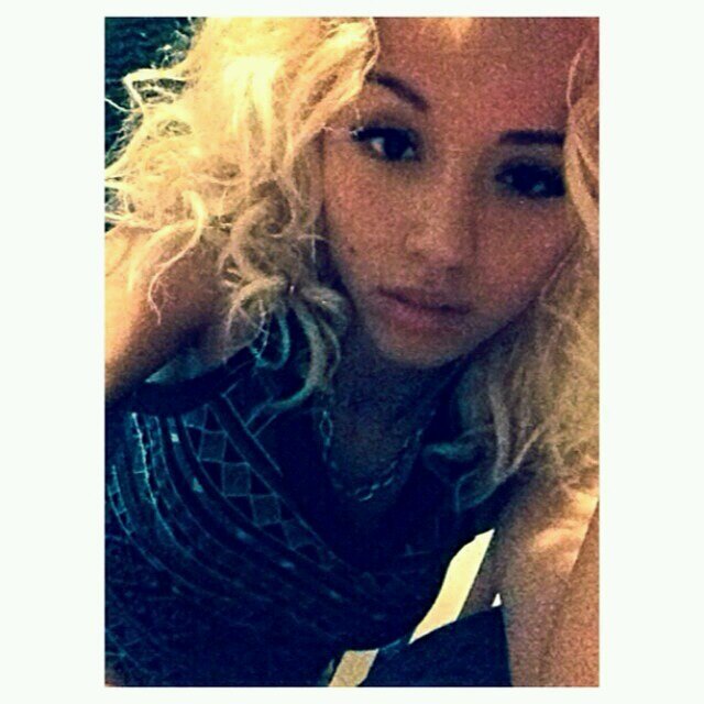 CelestMonroe_'s profile picture. *middle finger emoji*  Taken by my love @joselinpperez