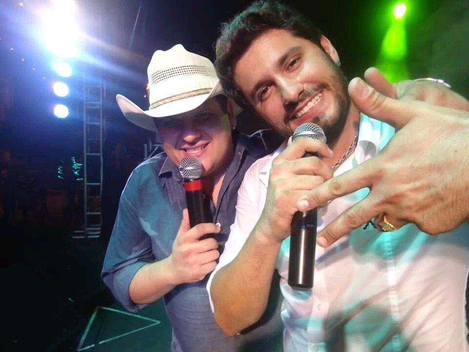 Nòs somos irmãos violeiros tocando no Brasil inteiro....prazer João Carlos e Bruno
