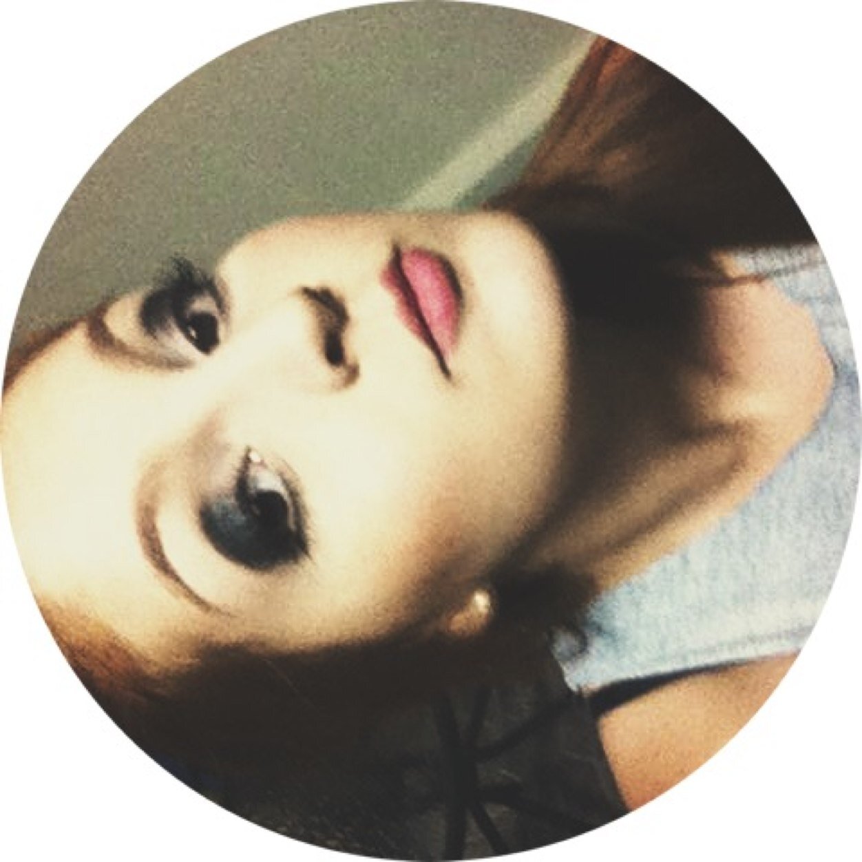 isabellasay's profile picture. 