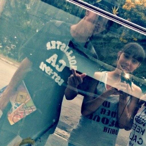 ☮ Não ligo que me olhem da cabeça aos pés..porque nunca farão minha cabeça e nunca chegarão aos meus pés ☮