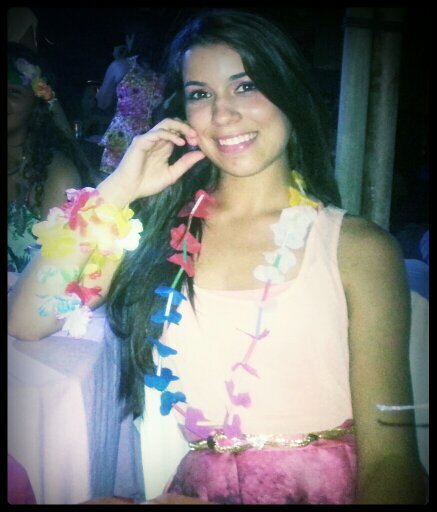 Sou chata,impaciente,incegura,louca,engraçada....
Enfim tudo menos perfeita 
Isso aii ;)