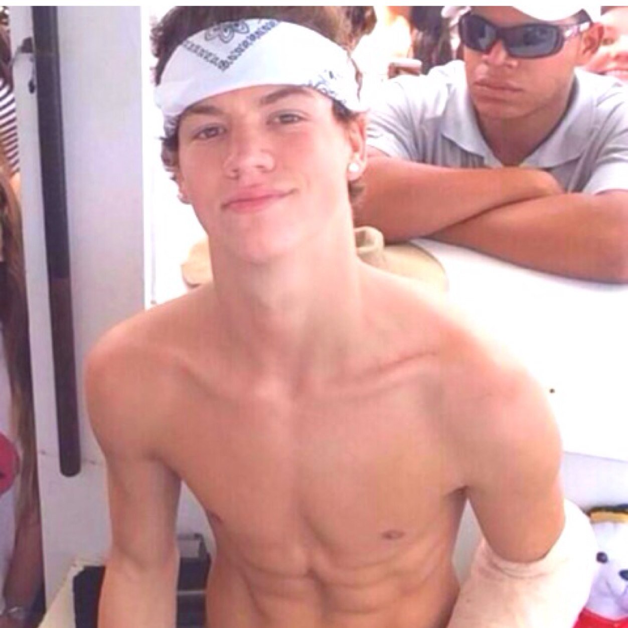 Follow my friend @TAYCANlFF & me @SeriousShawn Thank you so much❤️